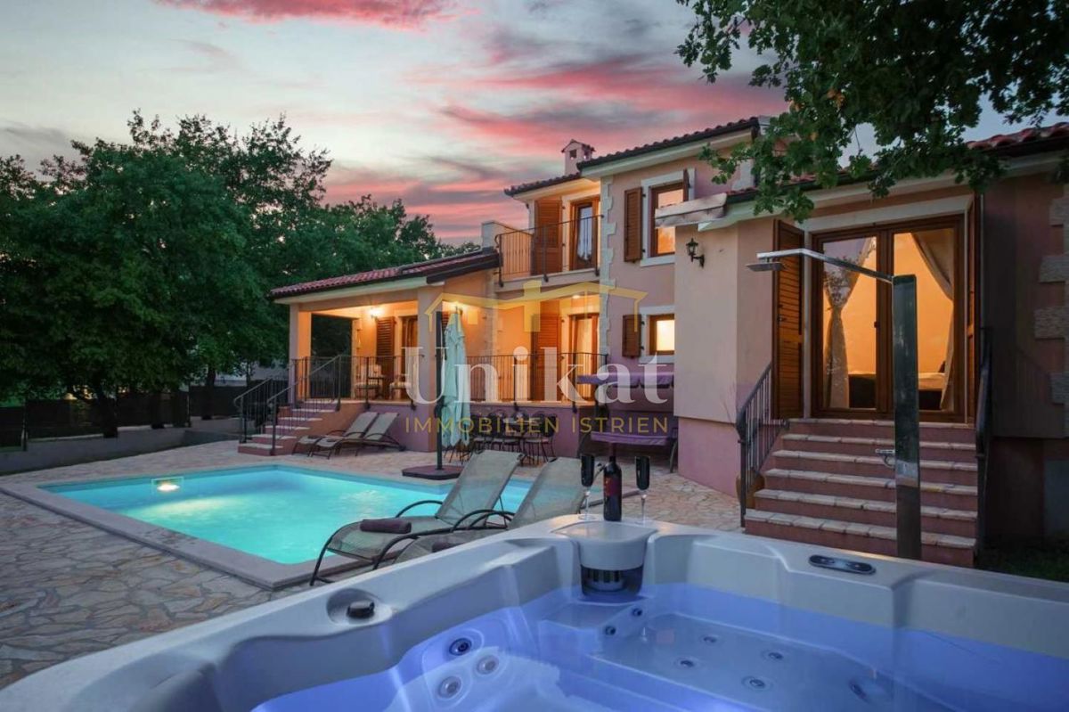 Casa con piscina vicino a Poreč